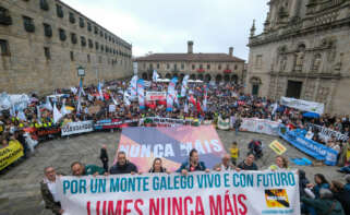 Decenas de personas durante la manifestación contra la gestión de la Xunta de Galicia en los incendios forestales, a 14 de septiembre de 2025, en Santiago