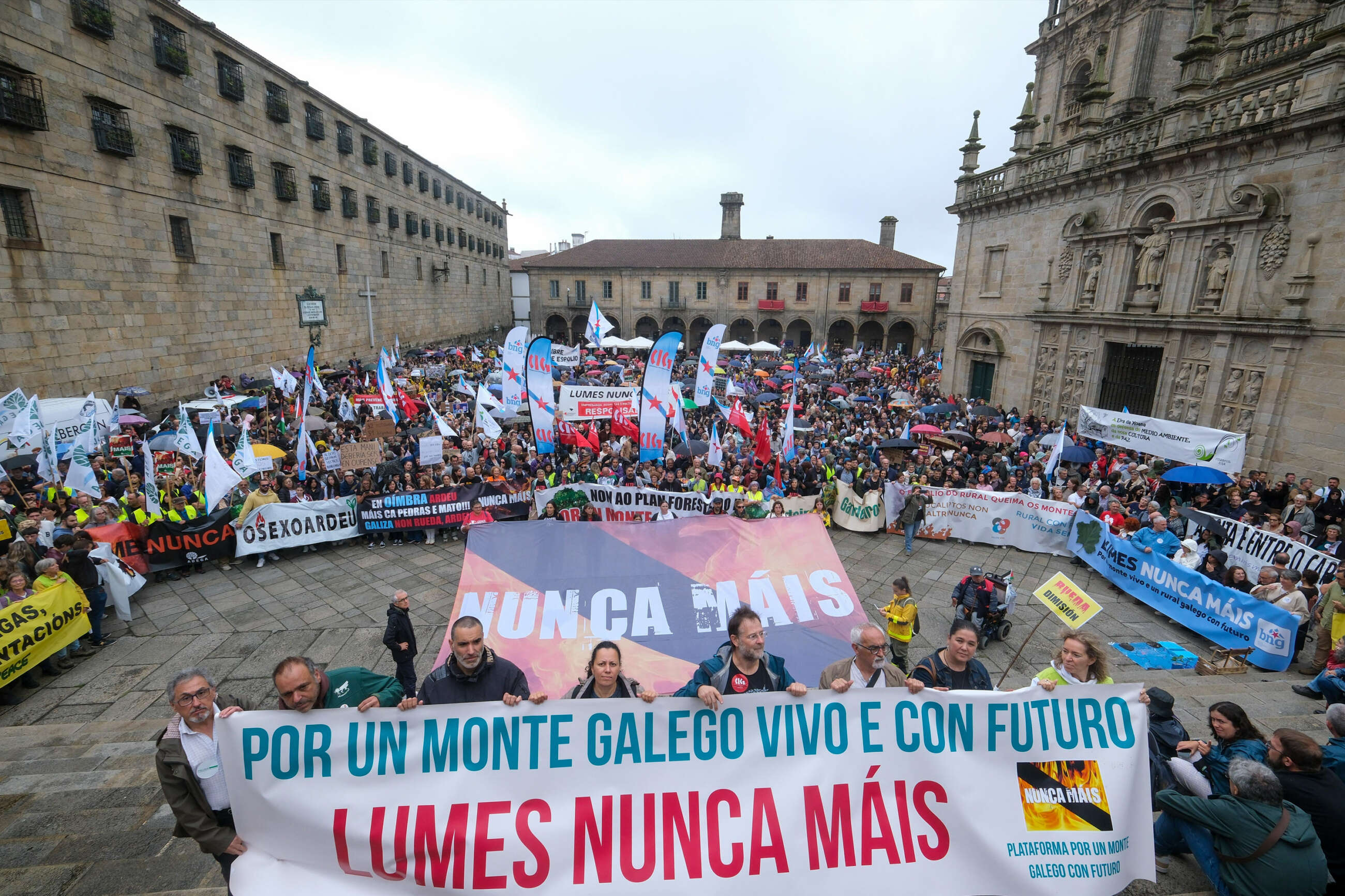 Decenas de personas durante la manifestación contra la gestión de la Xunta de Galicia en los incendios forestales, a 14 de septiembre de 2025, en Santiago