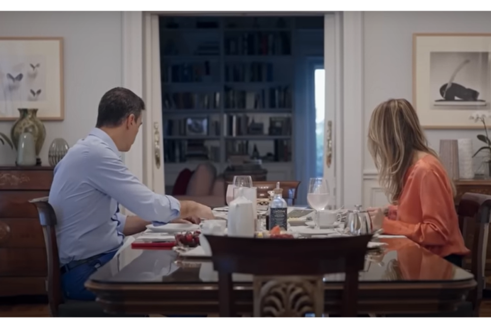 Pedro Sánchez y Begoña Gómez en un frame de Moncloa: cuatro estaciones / El País