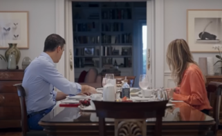 Pedro Sánchez y Begoña Gómez en un frame de Moncloa: cuatro estaciones / El País