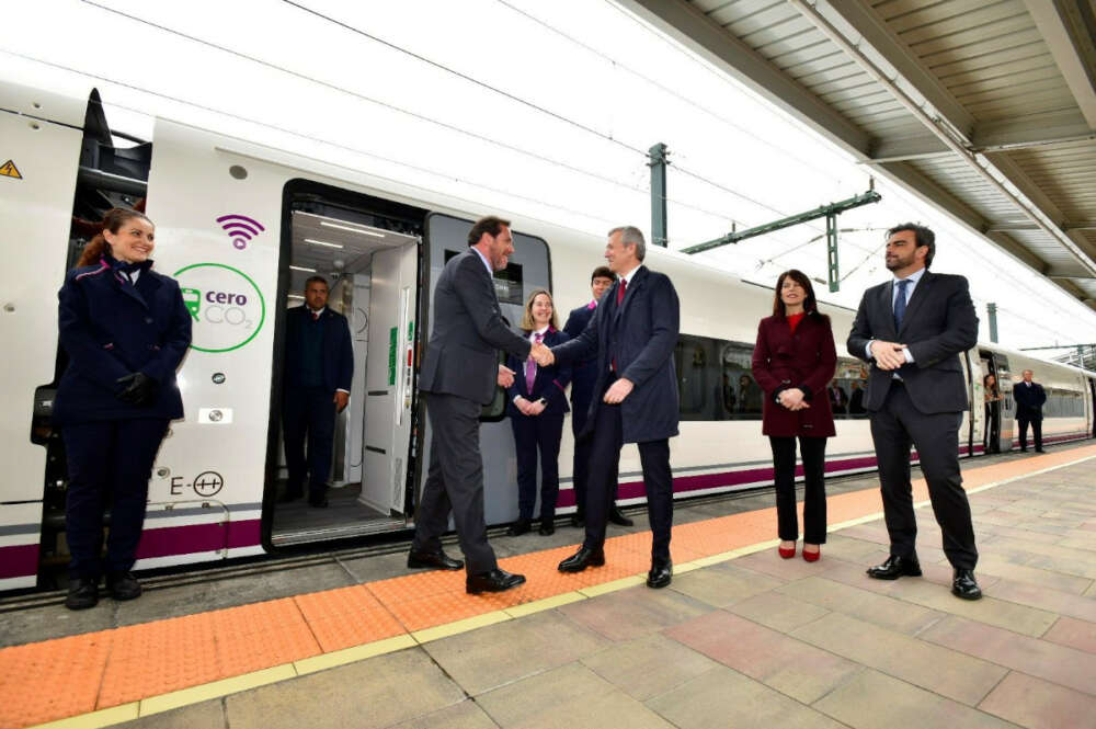 Óscar Puente saluda en Santiago a Alfonso Rueda tras un viaje de prueba de los trenes Avril / Ministerio de Transportes