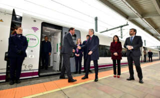Óscar Puente saluda en Santiago a Alfonso Rueda tras un viaje de prueba de los trenes Avril / Ministerio de Transportes