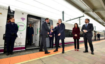 Óscar Puente saluda en Santiago a Alfonso Rueda tras un viaje de prueba de los trenes Avril / Ministerio de Transportes