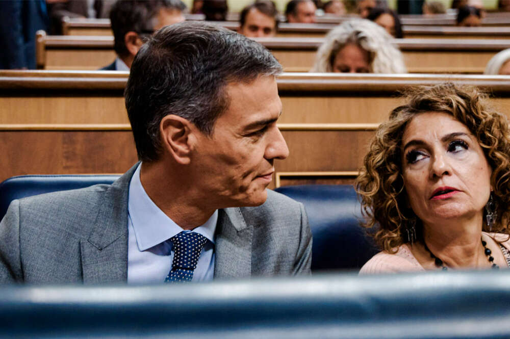 El presidente del Gobierno, Pedro Sánchez y la vicepresidenta primera y ministra de Hacienda, María Jesús Montero
