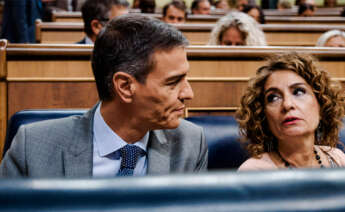 El presidente del Gobierno, Pedro Sánchez y la vicepresidenta primera y ministra de Hacienda, María Jesús Montero