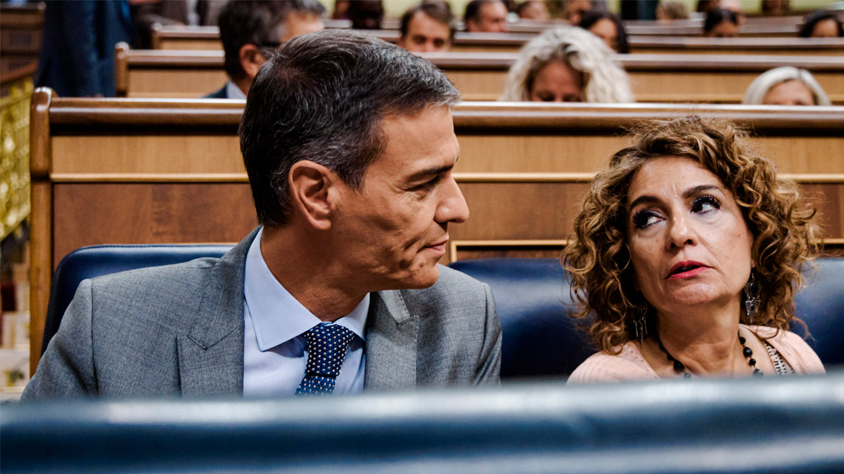 El presidente del Gobierno, Pedro Sánchez y la vicepresidenta primera y ministra de Hacienda, María Jesús Montero