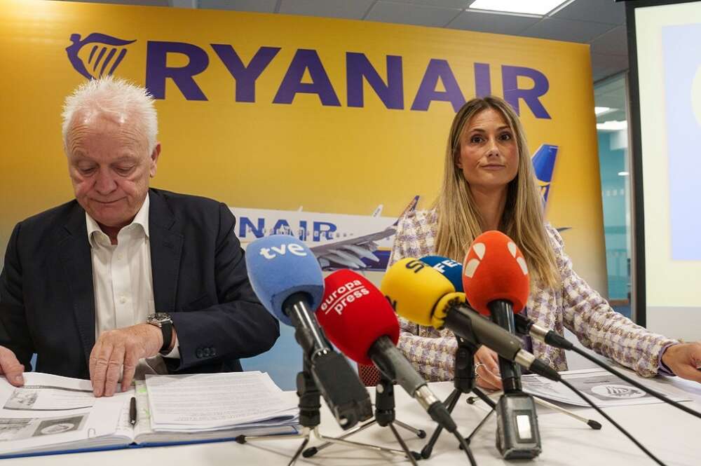 El CEO de la aerolínea irlandesa, Eddie Wilson y la responsable de comunicación de la 'low cost' en España, Alejandra Ruiz, ofrecen una sesión informativa sobre la próxima temporada de invierno, en sus oficinas en España, a 3 de septiembre de 2025, en Madrid (España). La aerolínea irlandesa Ryanair anuncia hoy el recorte de casi un millón de plazas en aeropuertos regionales españoles en respuesta a la subida de tasas aeroportuarias anunciada por el gestor aeroportuario Aena hace unas semanas. La compañía cierra su base de Santiago de Compostela y cancela todos los vuelos a Vigo y Tenerife Norte, al mismo tiempo que mantendrá cerradas las bases de Valladolid y Jerez, y reducirá su capacidad en Asturias, Santander, Zaragoza y Canarias este invierno.