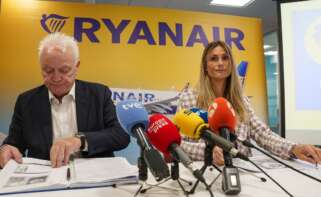 El CEO de la aerolínea irlandesa, Eddie Wilson y la responsable de comunicación de la 'low cost' en España, Alejandra Ruiz, ofrecen una sesión informativa sobre la próxima temporada de invierno, en sus oficinas en España, a 3 de septiembre de 2025, en Madrid (España). La aerolínea irlandesa Ryanair anuncia hoy el recorte de casi un millón de plazas en aeropuertos regionales españoles en respuesta a la subida de tasas aeroportuarias anunciada por el gestor aeroportuario Aena hace unas semanas. La compañía cierra su base de Santiago de Compostela y cancela todos los vuelos a Vigo y Tenerife Norte, al mismo tiempo que mantendrá cerradas las bases de Valladolid y Jerez, y reducirá su capacidad en Asturias, Santander, Zaragoza y Canarias este invierno.