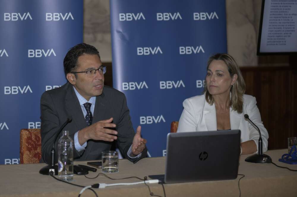 Miguel Cardoso, economista jefe para España de BBVA Research, y Guadalupe Hernández, directora de la Territorial Noroeste de BBVA, durante la presentación hoy del informe 'Situación Galicia' en Santiago de Compostela.