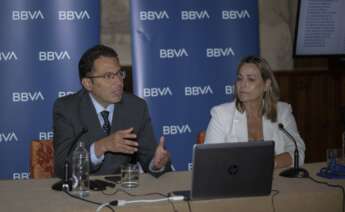 Miguel Cardoso, economista jefe para España de BBVA Research, y Guadalupe Hernández, directora de la Territorial Noroeste de BBVA, durante la presentación hoy del informe 'Situación Galicia' en Santiago de Compostela.