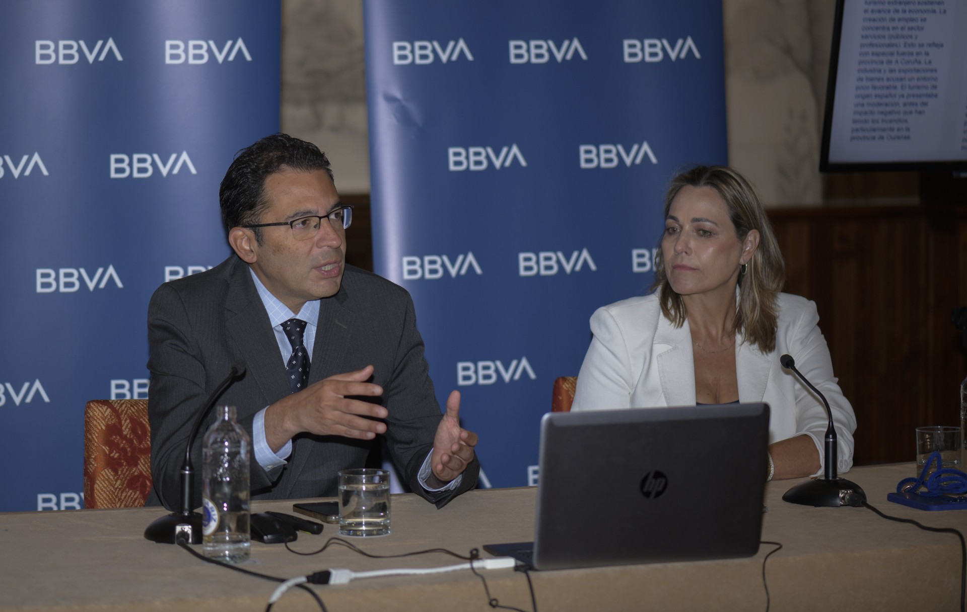 Miguel Cardoso, economista jefe para España de BBVA Research, y Guadalupe Hernández, directora de la Territorial Noroeste de BBVA, durante la presentación hoy del informe 'Situación Galicia' en Santiago de Compostela.