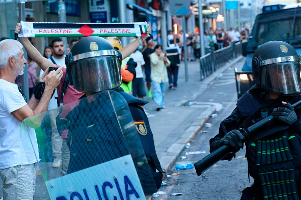 Cargas policiales a varias personas que protestan a favor de Palestina en Atocha, el día de la etapa 21 de la Vuelta Ciclista a España