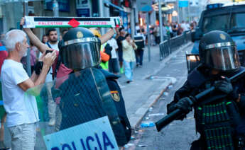Cargas policiales a varias personas que protestan a favor de Palestina en Atocha, el día de la etapa 21 de la Vuelta Ciclista a España