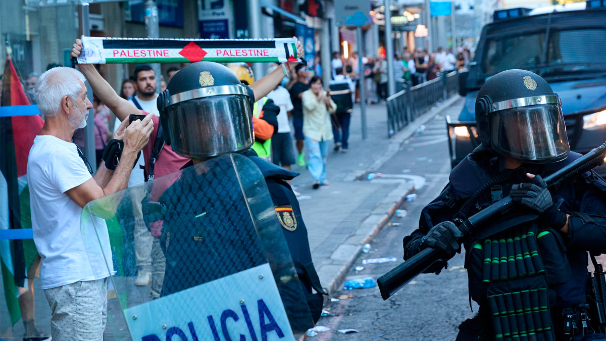 Cargas policiales a varias personas que protestan a favor de Palestina en Atocha, el día de la etapa 21 de la Vuelta Ciclista a España