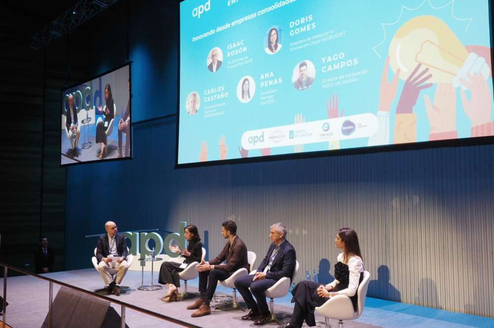 Doris Gomes, directora de Innovación y Adopción Cloud de Microsoft; Yago Campos, director de Innovación de Hijos de Rivera; Ana Penas, Innovation Manager de Kaleido; y Carlos Castaño, vicepresidente de Ingeniería de Borgwarner, en una mesa de diálogo moderada por Isaac Rosón, responsable del área de Innovación del Igape, durante el I Gran Foro de Innovación y Emprendimiento organizado por APD en Santiago / APD