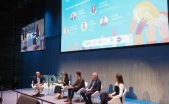 Doris Gomes, directora de Innovación y Adopción Cloud de Microsoft; Yago Campos, director de Innovación de Hijos de Rivera; Ana Penas, Innovation Manager de Kaleido; y Carlos Castaño, vicepresidente de Ingeniería de Borgwarner, en una mesa de diálogo moderada por Isaac Rosón, responsable del área de Innovación del Igape, durante el I Gran Foro de Innovación y Emprendimiento organizado por APD en Santiago / APD