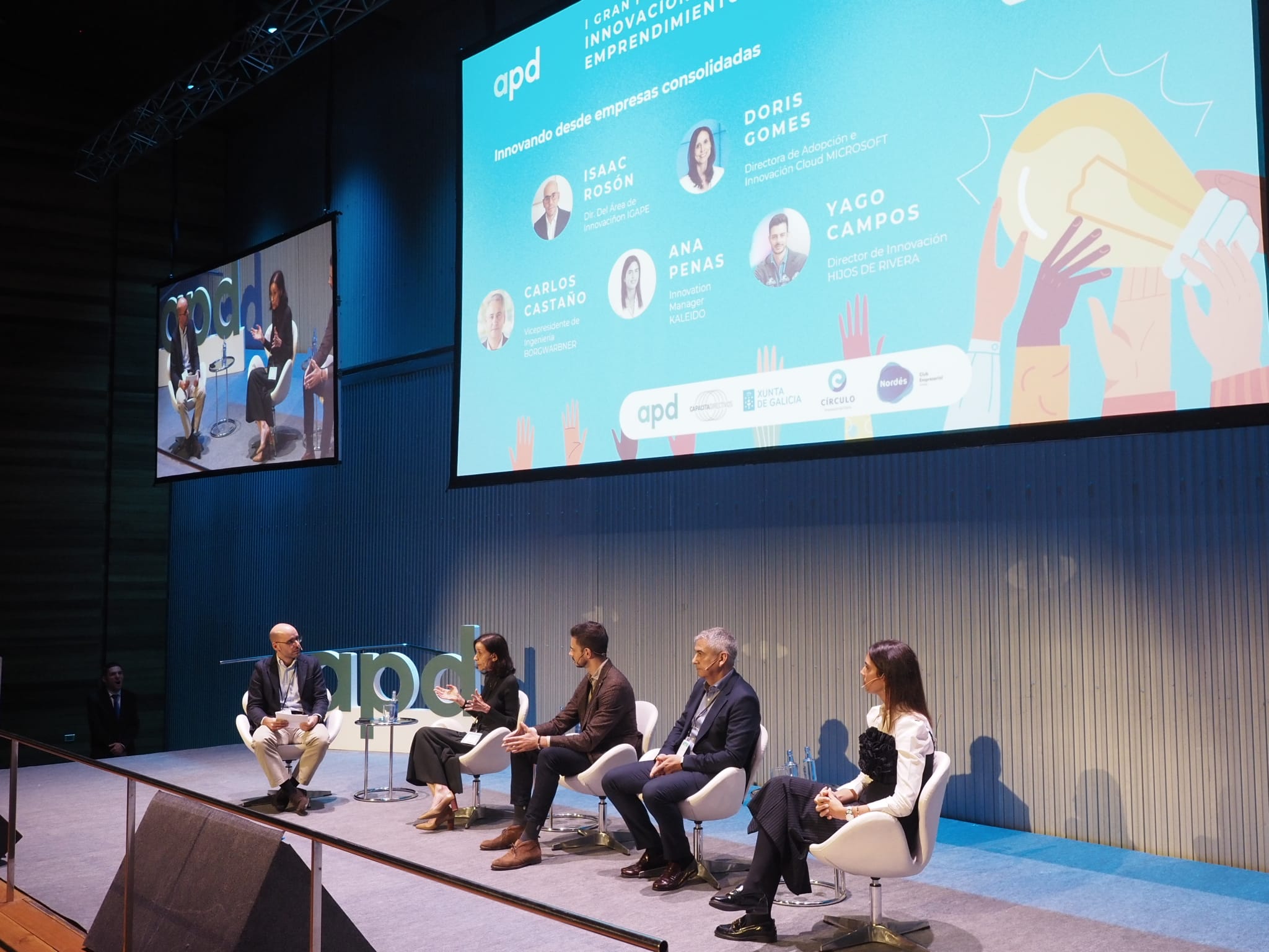 Doris Gomes, directora de Innovación y Adopción Cloud de Microsoft; Yago Campos, director de Innovación de Hijos de Rivera; Ana Penas, Innovation Manager de Kaleido; y Carlos Castaño, vicepresidente de Ingeniería de Borgwarner, en una mesa de diálogo moderada por Isaac Rosón, responsable del área de Innovación del Igape, durante el I Gran Foro de Innovación y Emprendimiento organizado por APD en Santiago / APD