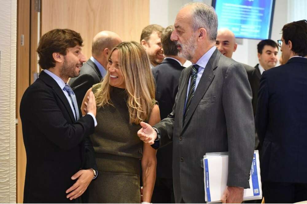 A la izqda. Felipe Quintá, presidente de la Asociación Española del Aluminio, (AEA) y director general corporativo de Exlabesa; en el centro la eurodiputada Susana Solís (PPE); y a la derecha, el eurodiputado Francisco Millán Mon (PPE) / AEA
