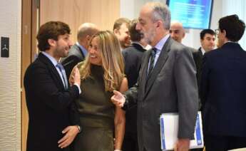 A la izqda. Felipe Quintá, presidente de la Asociación Española del Aluminio, (AEA) y director general corporativo de Exlabesa; en el centro la eurodiputada Susana Solís (PPE); y a la derecha, el eurodiputado Francisco Millán Mon (PPE) / AEA