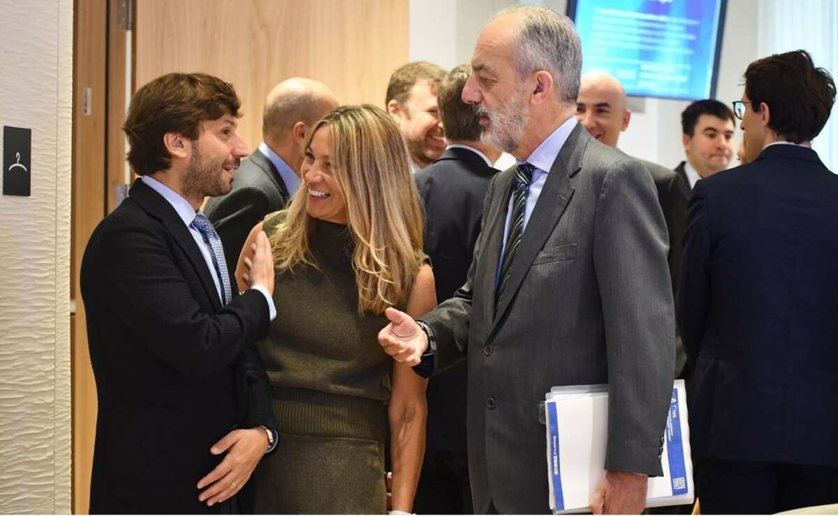 A la izqda. Felipe Quintá, presidente de la Asociación Española del Aluminio, (AEA) y director general corporativo de Exlabesa; en el centro la eurodiputada Susana Solís (PPE); y a la derecha, el eurodiputado Francisco Millán Mon (PPE) / AEA