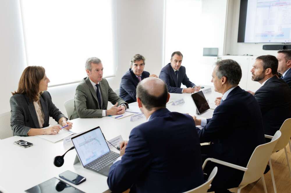 Imagen de la reunión de Javier Goñi, CEO de Exolum, con el presidente de la Xunta, Alfonso Rueda, la conselleira de Medio Ambiente, Ángeles Vázquez, y el presidente de la Autoridad Portuaria de A Coruña, Martín Fernández Prado / Xunta