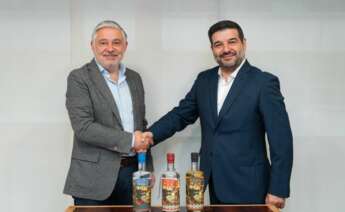 Francisco Ucha, director general de Corporación Hijos de Rivera, y Enrique Pena, maestro destilador de Vánagandr