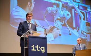 El director general de ITG, Carlos Calvo, (de pie), junto al presidente de ITG, Antonio Couceiro / ITG