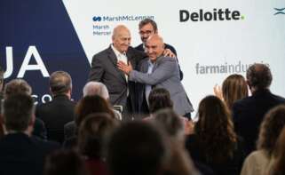 El ex primer ministro de Israel Ehud Olmert y el activista palestino de Jerusalén Samer Abdelrazzak Sinijlawi en el Foro La Toja Vínculo Atlántico / Europa Press