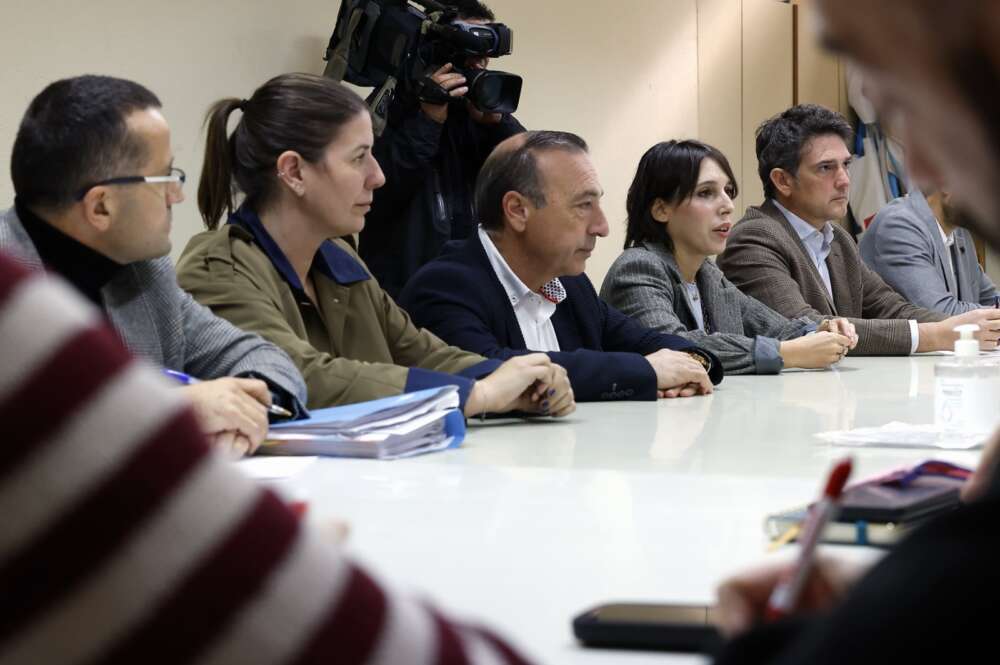 María Jesús Lorenzana, conselleira de Economía, durante la reunión con el comité de empresa de Alcoa