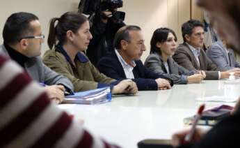 María Jesús Lorenzana, conselleira de Economía, durante la reunión con el comité de empresa de Alcoa