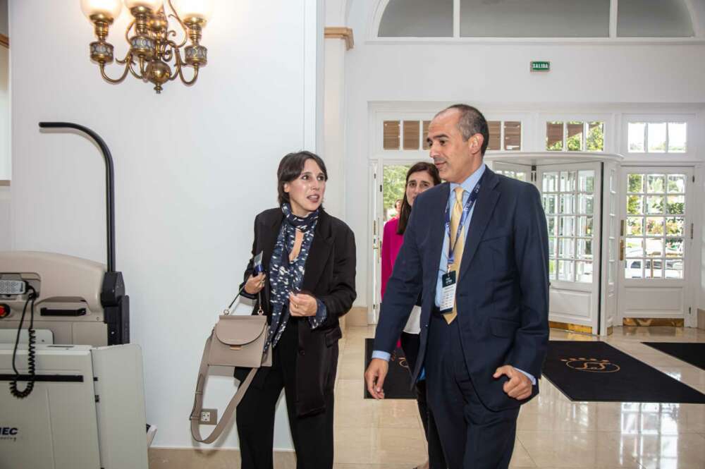 Encuentro entre la conselleira de Economía, María Jesús Lorenzana, y el director corporativo de Desarrollo de Negocio Global y Estrategia de Lockheed Martin en España y Portugal, Tehmur Khan Galindo