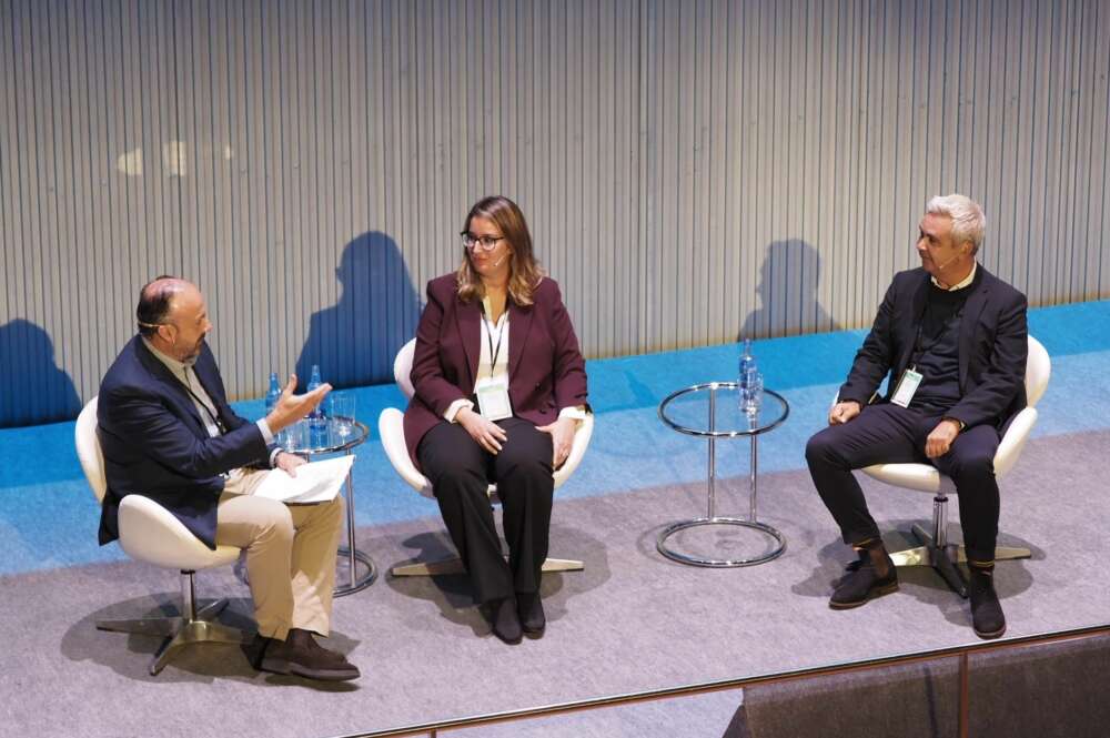 Alfredo Ramos, consejero de APD Noroeste y director en Galicia de R y MasOrange, mantuvo una conversación con Alba Budiño, cofundadora de Zebra Brain, y Juan Carlos Pérez, fundador de Aldealista durante el I Gran Foro de Innovación y Emprendimiento organizado por APD / R Cable