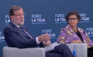 El expresidente del Gobierno, Mariano Rajoy, junto a la exministra de Asuntos Exteriores, Arancha González Laya, durante su participación en la séptima edición del Foro La Toja Vínculo Atlántico