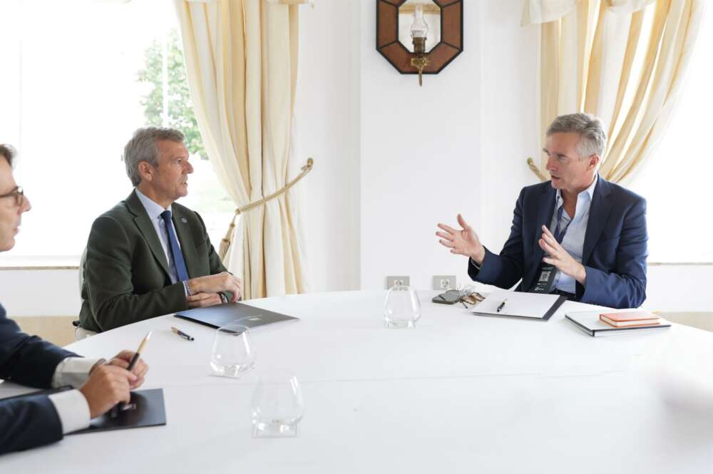 El presidente da Xunta, Alfonso Rueda, se reúne con el embajador del Reino Unido en España, Alex Ellis / Xunta