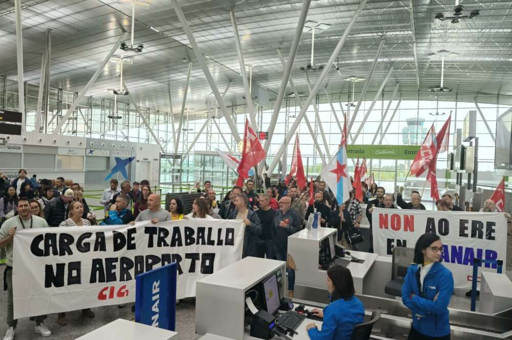 Trabajadores de Ryanair protestan en el Aeropuerto de Santiago contra el ERE presentado por la compañía / Europa Press