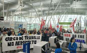 Trabajadores de Ryanair protestan en el Aeropuerto de Santiago contra el ERE presentado por la compañía / Europa Press