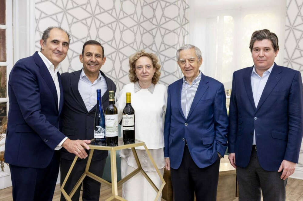 Rodolfo Bastida, director técnico de las bodegas Zamora Company y Javier Pijoan, CEO de Zamora Company, Junto a Araceli Fernández, Honorato López y Eduardo López de Bodegas Godeval / Zamora Company