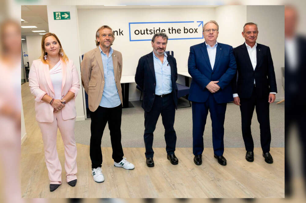 De izquierda a derecha, Águeda Ubeira, directora general y fundadora de Vanetta Food y presidenta de AJE Vigo; José Antonio Suárez, director de ABANCA Innova; Eduardo Aldao, director de Soluciones e Innovación en Medios de Pago de ABANCA; José Manuel Valiño, director general de TI, Información, Procesos y Operaciones de ABANCA y Walter Álvarez, director territorial de ABANCA en Vigo