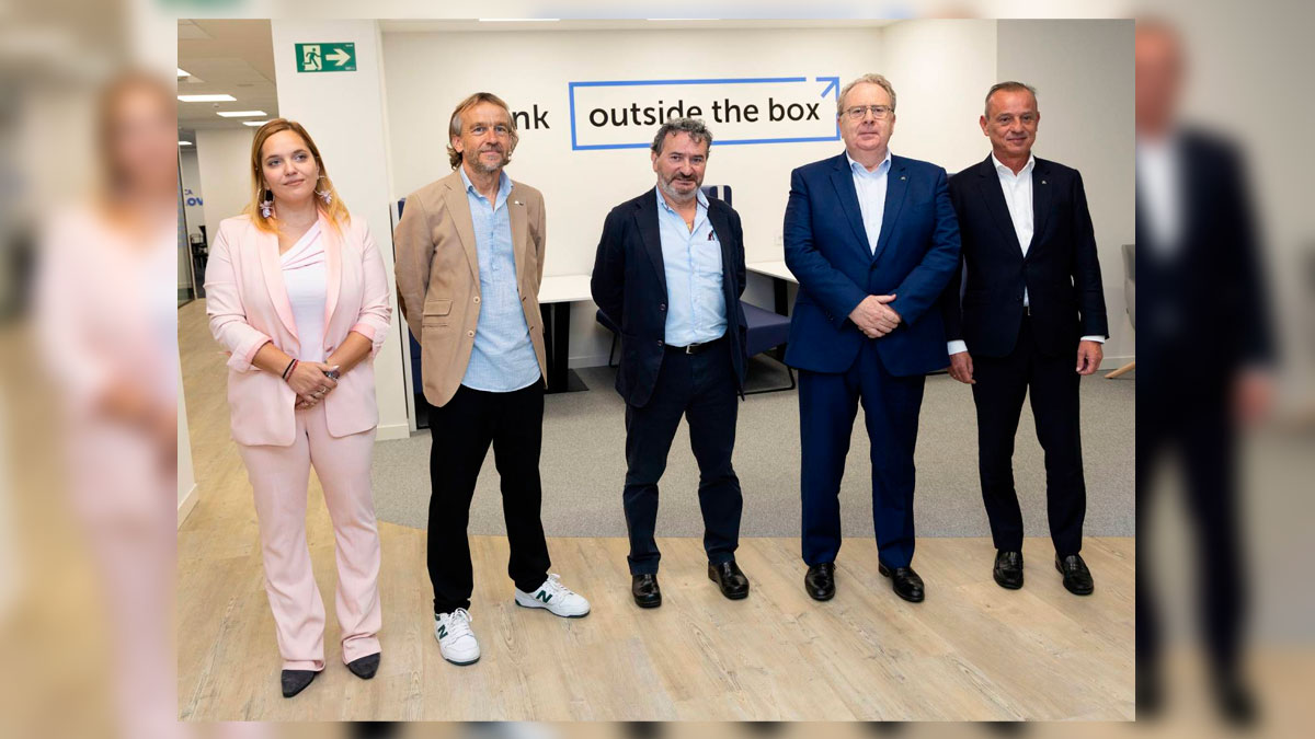 De izquierda a derecha, Águeda Ubeira, directora general y fundadora de Vanetta Food y presidenta de AJE Vigo; José Antonio Suárez, director de ABANCA Innova; Eduardo Aldao, director de Soluciones e Innovación en Medios de Pago de ABANCA; José Manuel Valiño, director general de TI, Información, Procesos y Operaciones de ABANCA y Walter Álvarez, director territorial de ABANCA en Vigo