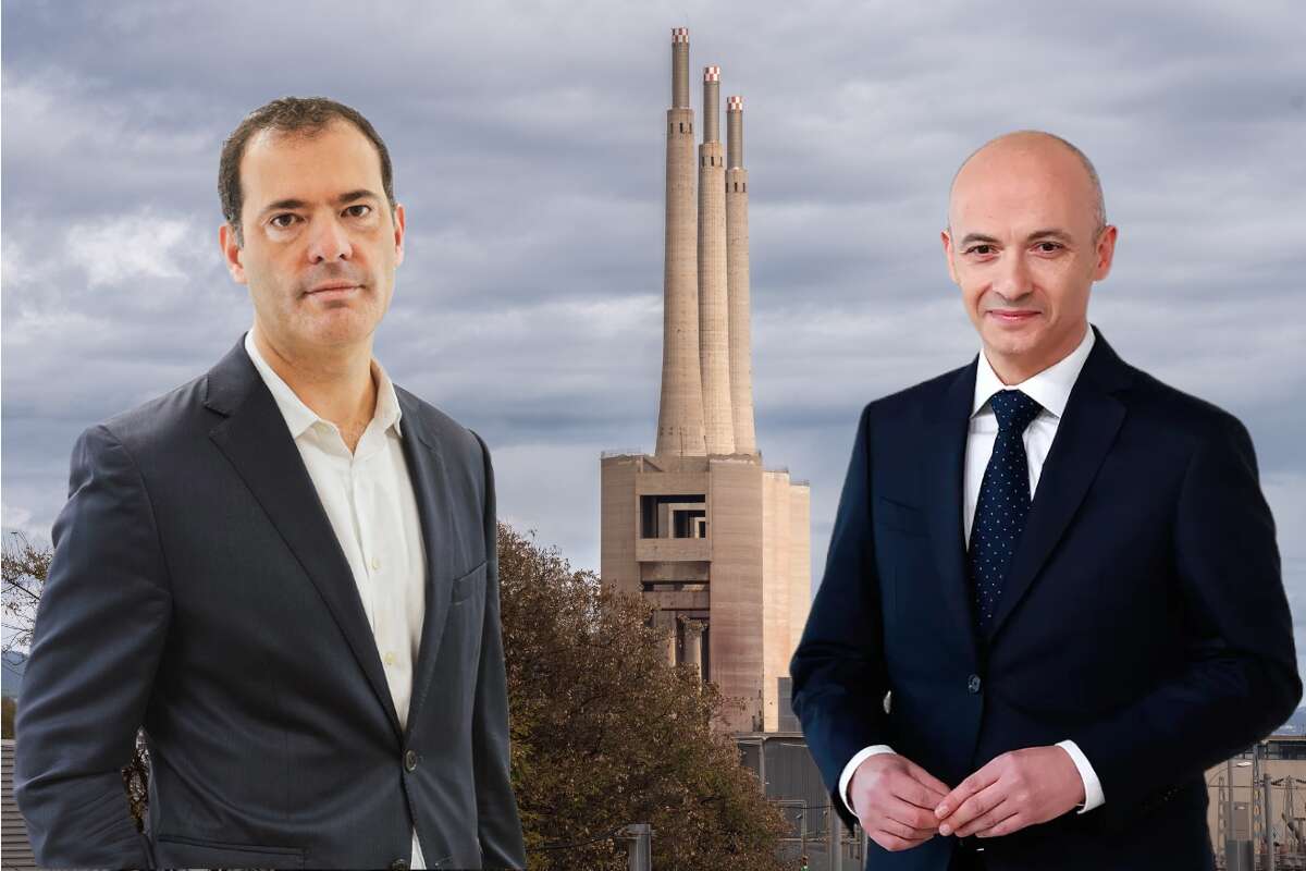 Carlos Pedreira, director general de Alcampo en España, y Óscar García Maceiras, CEO de Inditex, con las Tres Xemeneies de Sant Adrià de Besòs de fondo