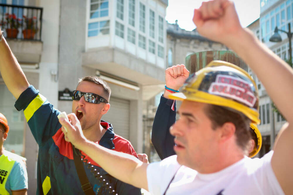 Trabajadores de Alcoa San Cibrao durante un encadenamiento frente a la subdelegación del Gobierno en Lugo