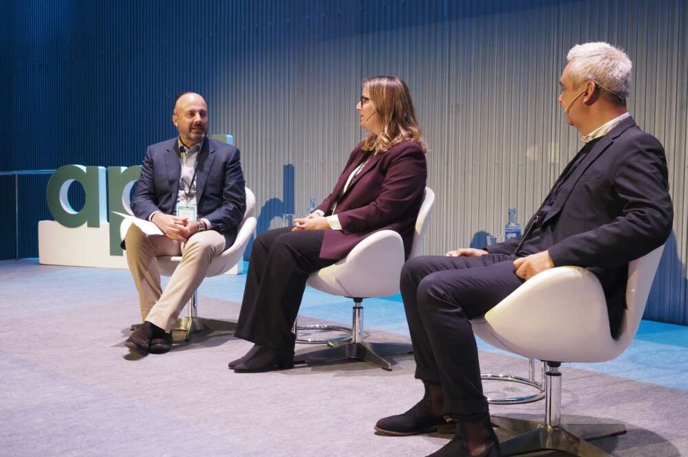 Alfredo Ramos, director de R y MasOrange en Galicia, situado a la izquierda, conduce la conversación entre Alba Budiño, cofundadora de Zebra Brain; y Juan Carlos Pérez, fundador de Aldealista, durante el I Gran Foro de Innovación y Emprendimiento organizado por APD