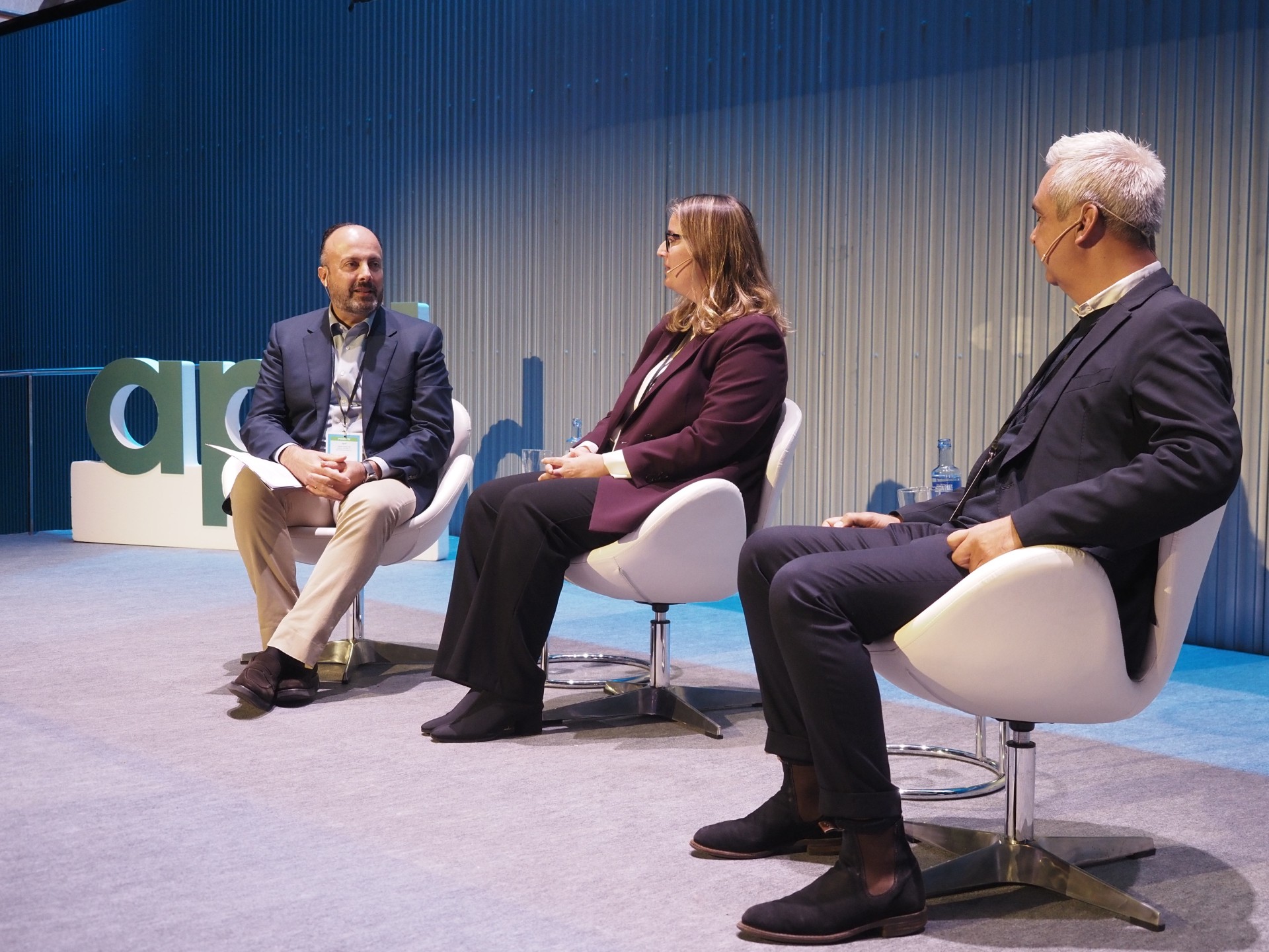 Alfredo Ramos, director de R y MasOrange en Galicia, situado a la izquierda, conduce la conversación entre Alba Budiño, cofundadora de Zebra Brain; y Juan Carlos Pérez, fundador de Aldealista, durante el I Gran Foro de Innovación y Emprendimiento organizado por APD