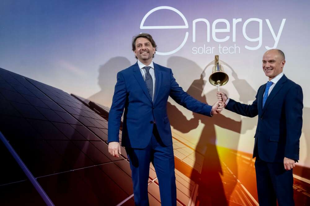 Alberto Hernández Poza, consejero delegado y cofundador de la empresa, y Abel Martín Sánchez, consejero ejecutivo y cofundador, tocan la campana tras el debut de la compañía en bolsa en el año 2022 / BME