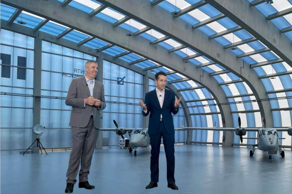 Ángel Escribano y José Vicente de los Mozos, presidente y CEO de Indra, en un montaje con el hangar de la compañía en Rozas de fondo