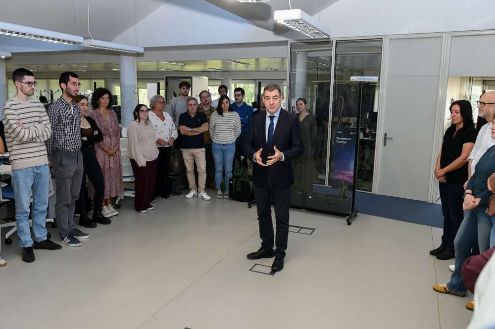 El conselleiro de Educación y Ciencia, Román Rodríguez, anuncia en el Centro de Supercomputación de Galicia (Cesga) la adjudicación de la fábrica europea de IA.