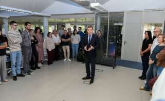 El conselleiro de Educación y Ciencia, Román Rodríguez, anuncia en el Centro de Supercomputación de Galicia (Cesga) la adjudicación de la fábrica europea de IA.