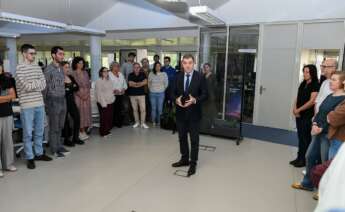 El conselleiro de Educación y Ciencia, Román Rodríguez, anuncia en el Centro de Supercomputación de Galicia (Cesga) la adjudicación de la fábrica europea de IA.