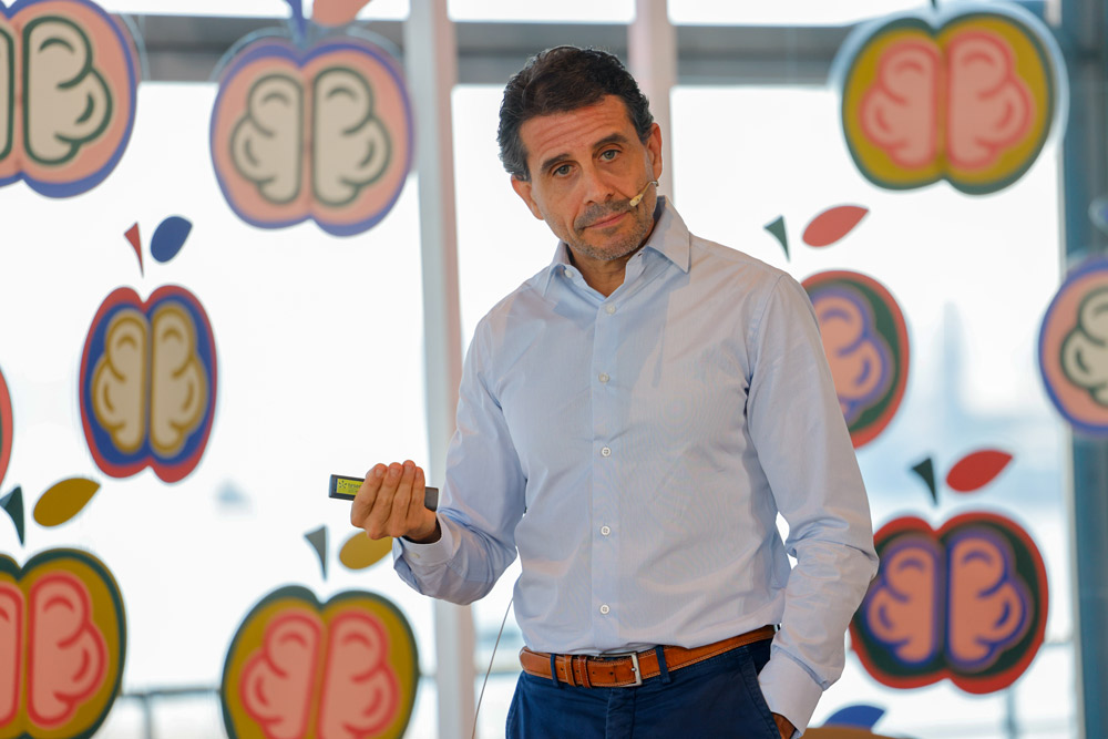 El Dr. Guillermo Aldama durante su ponencia