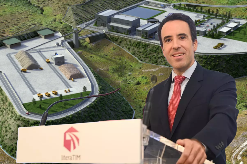 Javier Luengo, presidente de Samca con el proyecto para la explotación de la mina de Doade de fondo / Ambas imágenes son de Samca